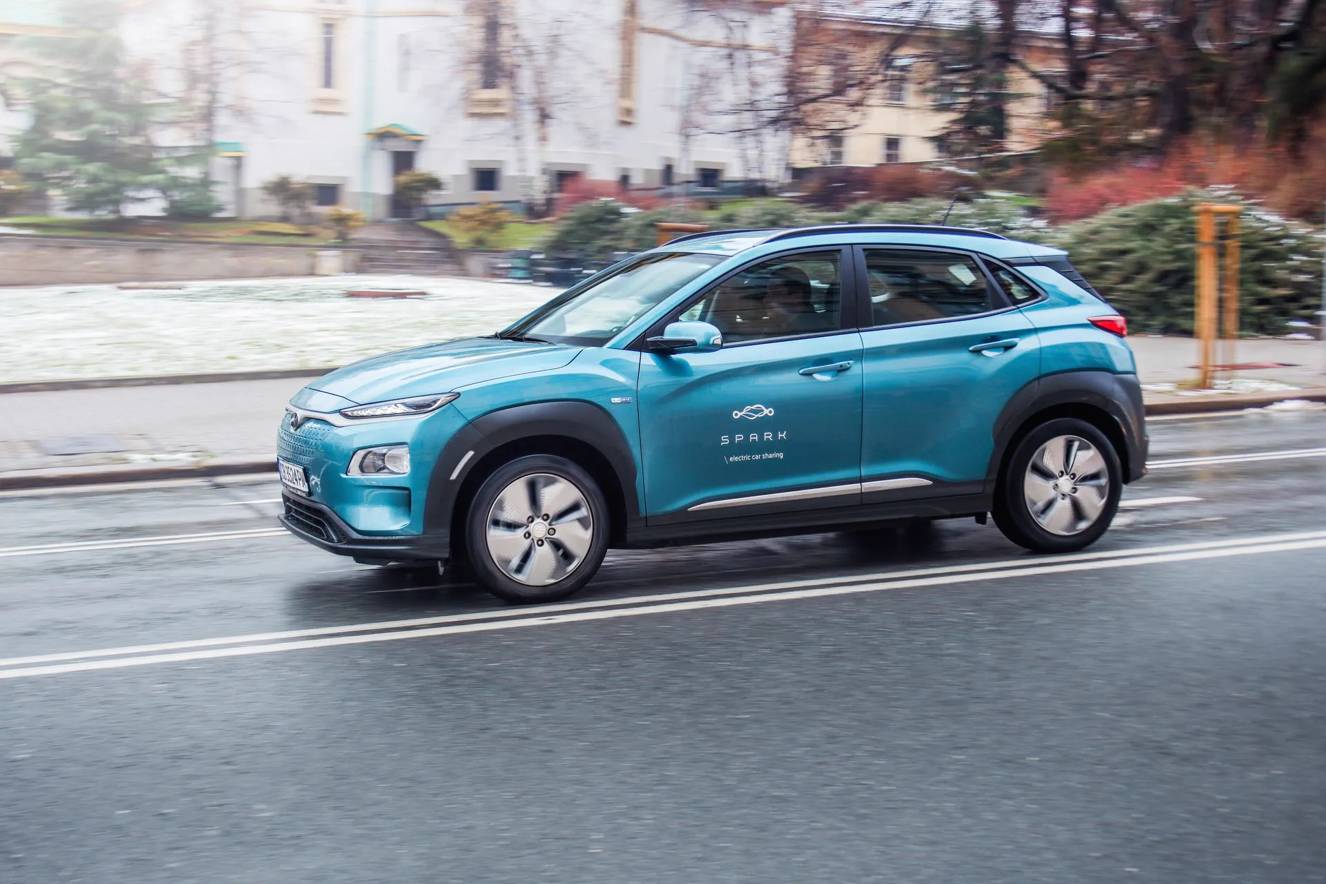 Синя SPARK Kona кара през града